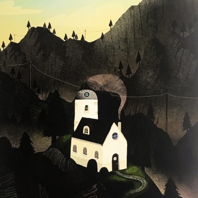 Ilustração de casa branca com telhado preto em montanha escura com árvores e céu claro