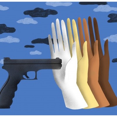 Ilustração de pistola preta apontada para mãos em diferentes tons de pele sobre fundo azul com nuvens