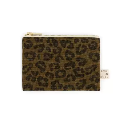 Carteira pequena padrão animal print castanho e preto com fecho dourado