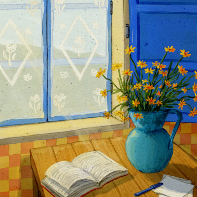 Mesa com vaso azul e flores amarelas, livro aberto, caneta, papéis e chávena junto a janela com cortinas brancas decoradas