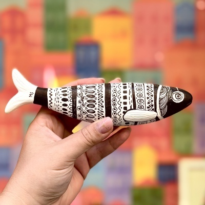Peixe decorativo de madeira pintado à mão em preto e branco com padrão geométrico abstrato