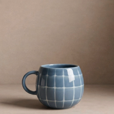 Caneca azul em cerâmica com padrão quadrado branco