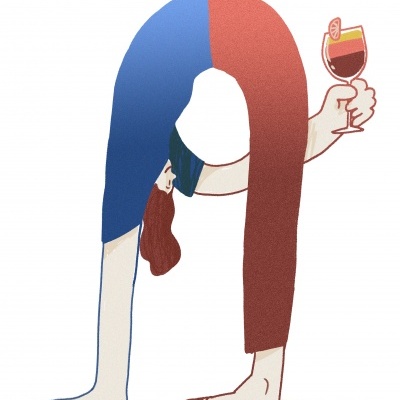 Pessoa dobrada para a frente segurando um cocktail em taça