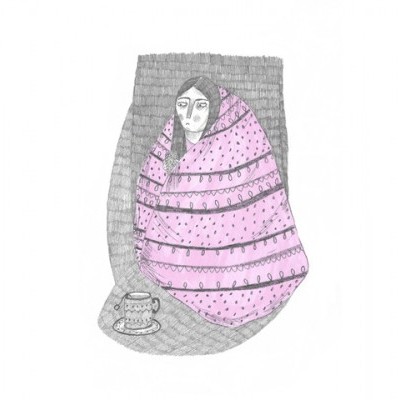 Figura humana enrolada numa manta rosa com chávena ao lado