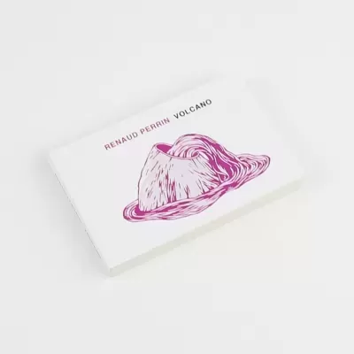 Caixa branca com ilustração de vulcão e texto no topo