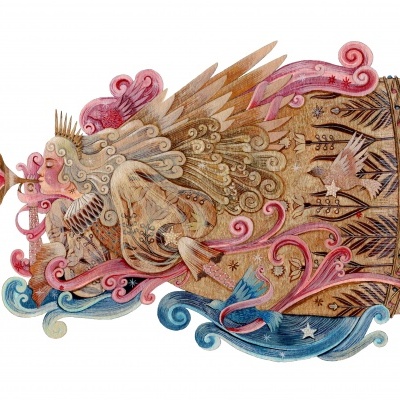 Máscara tribal decorativa em madeira pintada com padrões coloridos