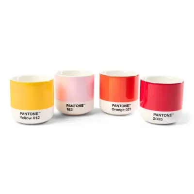 Quatro canecas PANTONE em cores amarelo, rosa, laranja e vermelho com base branca e texto