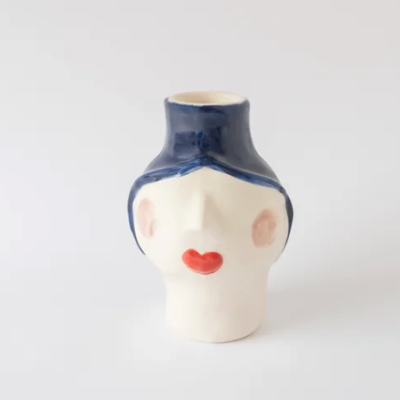 Vaso de cerâmica forma cabeça com cabelo azul, bochechas rosas e lábios vermelhos