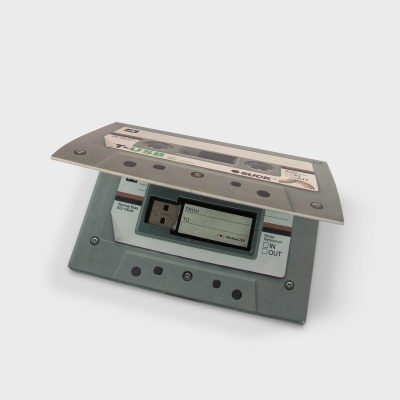 Suporte com design de cassete de fita áudio cinzento e bege com texto e números e marcações IN e OUT