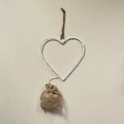 Coração decorativo de arame branco com saco de tecido pendurado