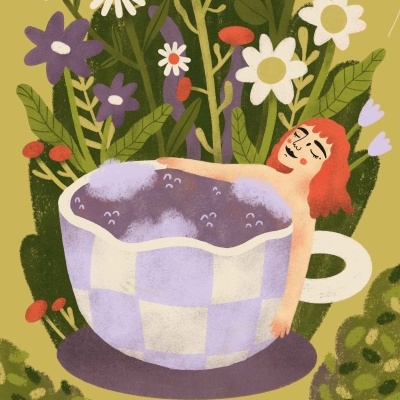 Ilustração de uma chávena em padrão xadrez lilás com mulher relaxando dentro e flores ao fundo
