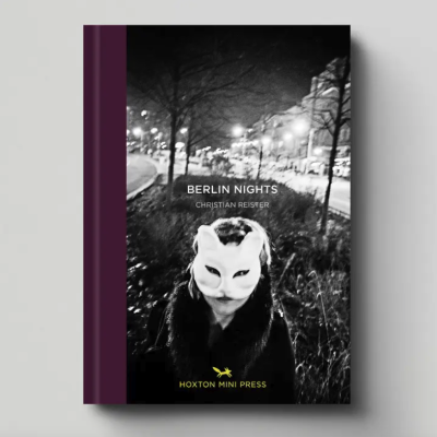 Capa do livro Berlin Nights com pessoa mascarada em fotografia a preto e branco