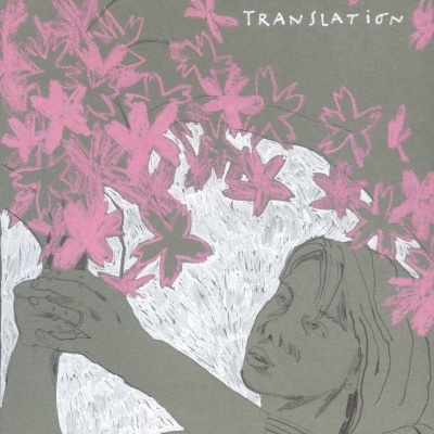 Desenho de mulher segurando ramo com flores rosa e texto Lost in Translation