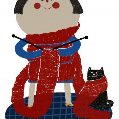 Pessoa a tricotar com cachecol vermelho e gato preto junto, sobre tapete azul