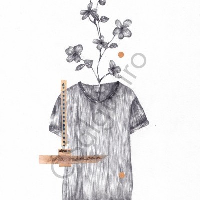 Desenho a preto e branco de t-shirt com ramo de flores saindo do decote, com elementos gráficos castanhos e texto 'algod'.