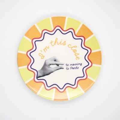 Prato decorativo com design colorido e texto impresso