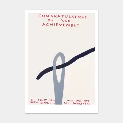 Cartaz bege claro com desenho de agulha e fio azul e texto vermelho de congratulações.