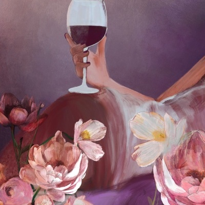 Mão segurando taça de vinho tinto com flores cor de rosa e fundo roxo