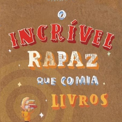 Capa de livro marrom com título colorido e ilustração de rapaz com livros