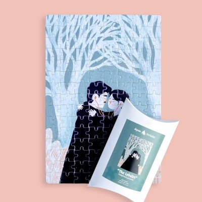 Puzzle de casal abraçado em floresta com embalagem branca e etiqueta azul