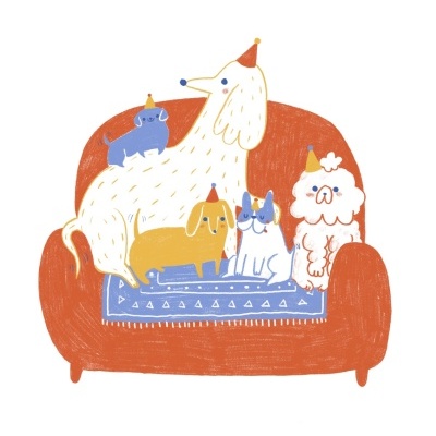 Ilustração de cinco cães coloridos com chapéus de festa num sofá laranja.