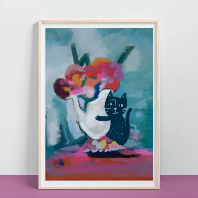 Quadro com pintura abstrata colorida e gato preto junto a jarra de flores