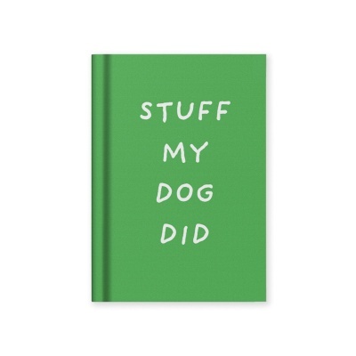 Livro ou caderno verde com texto branco STUFF MY DOG DID na capa