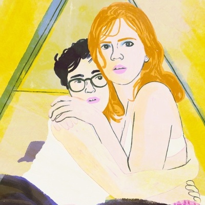 Ilustração de duas pessoas abraçadas em fundo amarelo com padrões abstratos