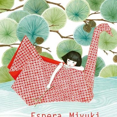 Capa de livro com menina em barco origami vermelho e fundo de árvores estilizadas