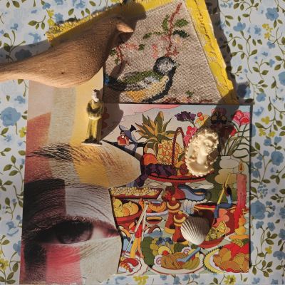 Objetos vários sobre fundo floral, incluindo pás de madeira, tecido bordado, estatueta, relevo de rosto e concha sobre colagens coloridas.