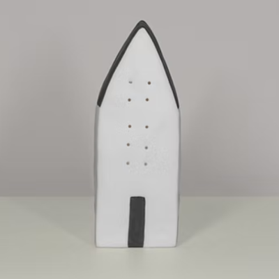 Vaso cerâmico branco com detalhes pretos em forma de casa