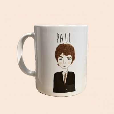 Caneca branca com ilustração de rapaz e texto PAUL