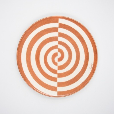 Prato redondo em cerâmica com padrão espiral terracota e branco