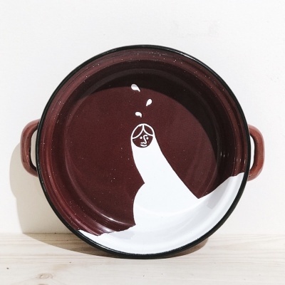 Prato cerâmico castanho com ilustração branca e pegas laterais