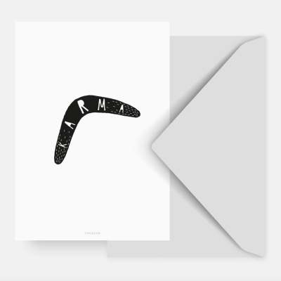 Cartão branco com boomerang preto e texto KARMA, com envelope cinzento claro