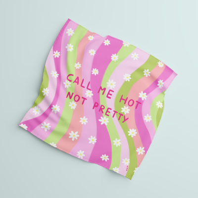 Lenço colorido com flores brancas e texto em rosa