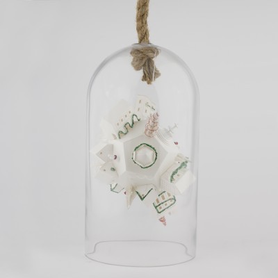 Objeto decorativo em vidro transparente com peças brancas coloridas pendurado por corda