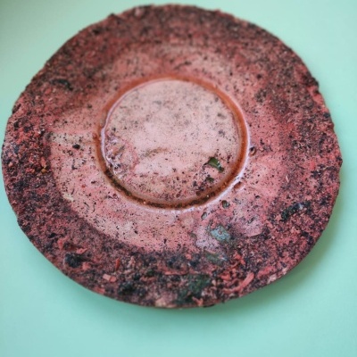 Prato cerâmico rústico vermelho texturizado