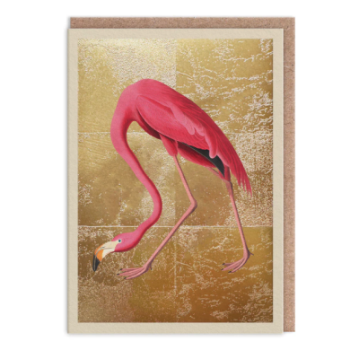 Cartão com flamingo rosa em fundo dourado texturizado e envelope castanho.