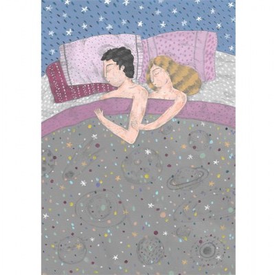 Casal a dormir abraçado numa cama com cobertor de estrelas e planetas e um gato ao lado.