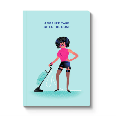 caderno azul claro com ilustração de mulher com aspirador e texto