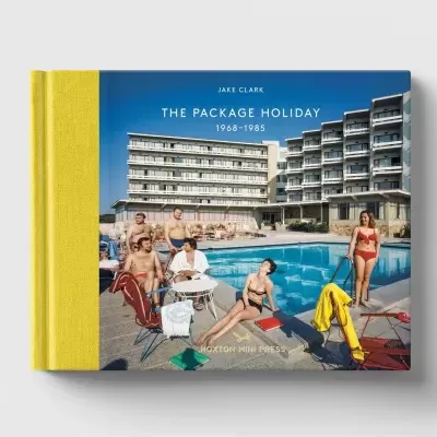 Capa de livro com foto de pessoas junto a uma piscina e texto THE PACKAGE HOLIDAY 1968-1985.