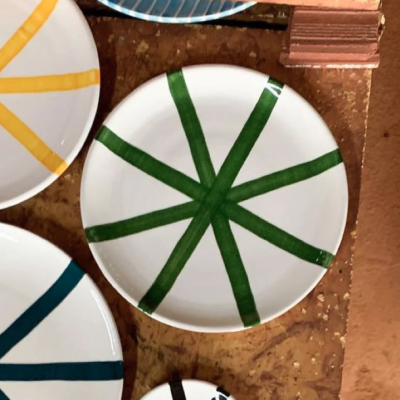 Prato branco com riscas verdes largas em superfície rústica