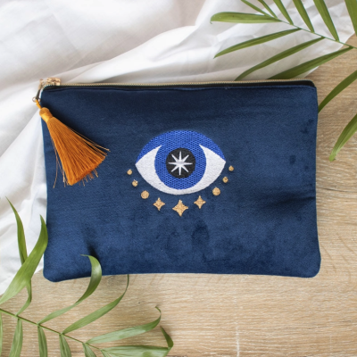 Bolsa azul escuro com bordado de olho e tassel laranja