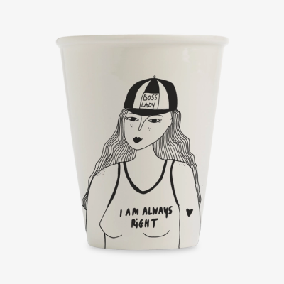 Copo branco com ilustração de mulher e texto BOSS LADY no boné e I AM ALWAYS RIGHT na camisola