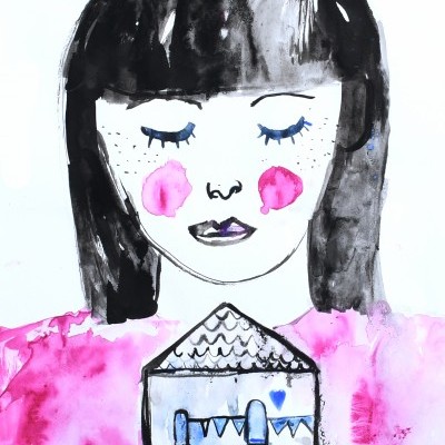 Ilustração de rapariga com cabelo preto e blusa rosa a segurar uma casa desenhada