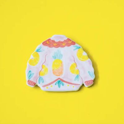 Prato decorativo em formato de camisola com padrão de abacaxi e limão em cerâmica