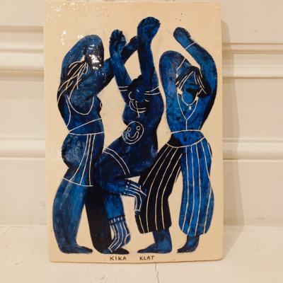 Placa cerâmica com pintura azul e branca de três figuras humanas abstratas