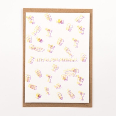 Postal branco com desenhos coloridos de copos e bebidas e texto central 'LET'S KILL SOME BRAIN CELLS!'