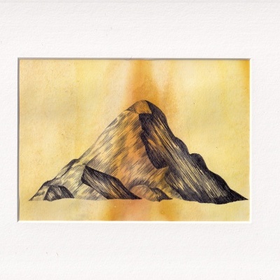 Desenho de uma montanha com padrões de linhas em tons castanhos e pretos numa moldura branca.